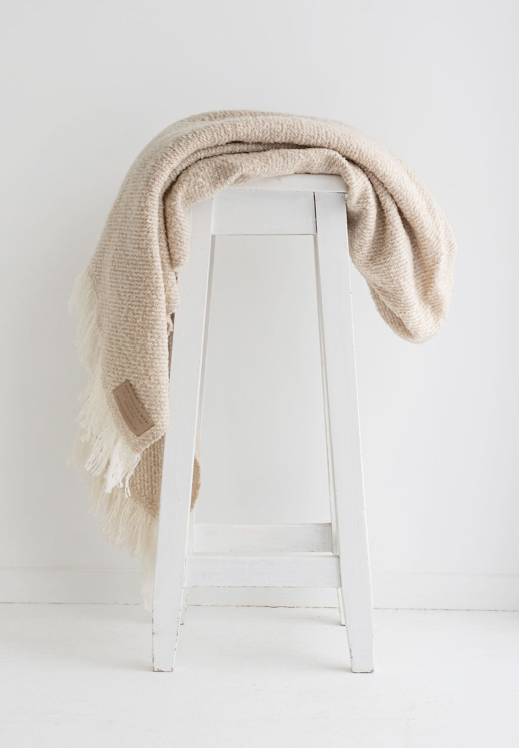 masterweave, boxed throw, blanket, lightweight, sustainable, contemporary colours, made in NewZealand, Shopology, wool twill throw, boucle yarn provides incredible softness, excellent gift for overseas, tourist, exclusively sourced & produced in New Zealand