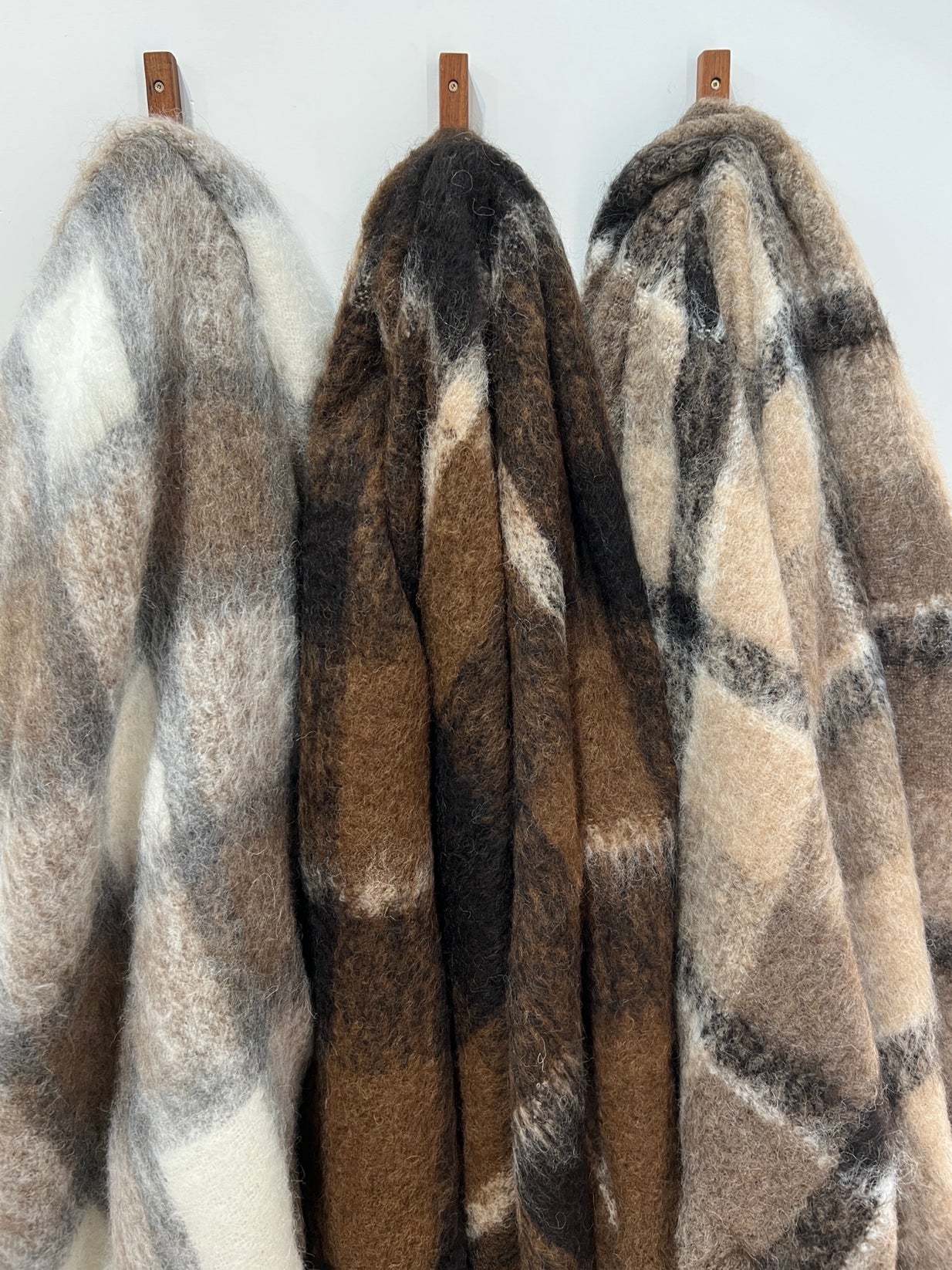 Beautiful Alpaca Throws are dye-free, using silky Alpaca fibre grown & manufactured in New Zealand, shopology, natural insulator, extremely strong & lightweight, soft, luxurious, not itchy, rich earthy tones, wonderful gift, hypoallergenic, size 185cm / 125cm, masterweave