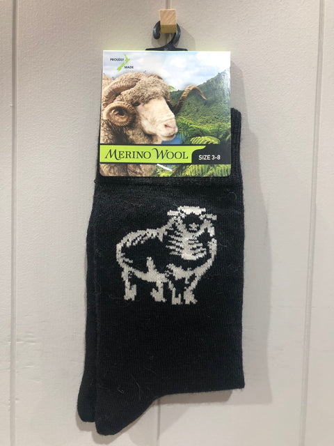 Merino Wool blend socks with iconic NewZealand images Knitted in contrasting colour on the side of the socks, ( fern, kiwi & sheep ), shopology, great gift for those travelling overseas, easy-care and durable, machine washable, 40% wool, 32% nylon, 18% polyester, 4% elastan, sizes : 3 - 8, 6 - 10,11 - 13  